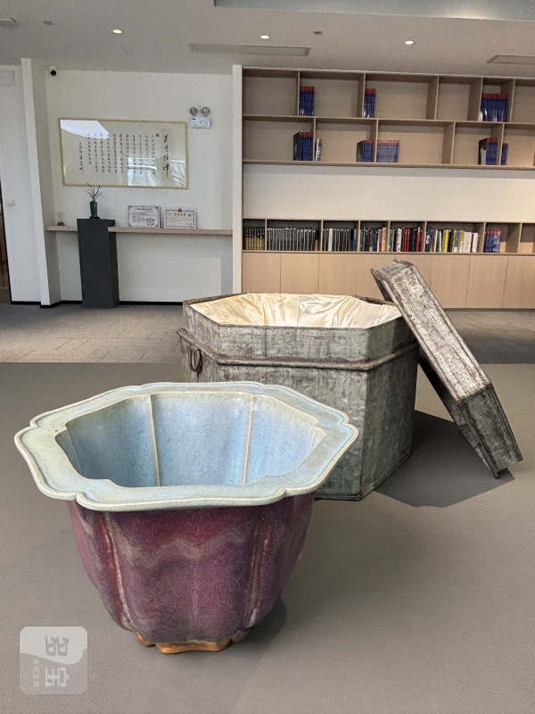 清乾隆 仿钧釉外玫瑰紫内月白釉六瓣莲花盆一对（带老盒） - 图29